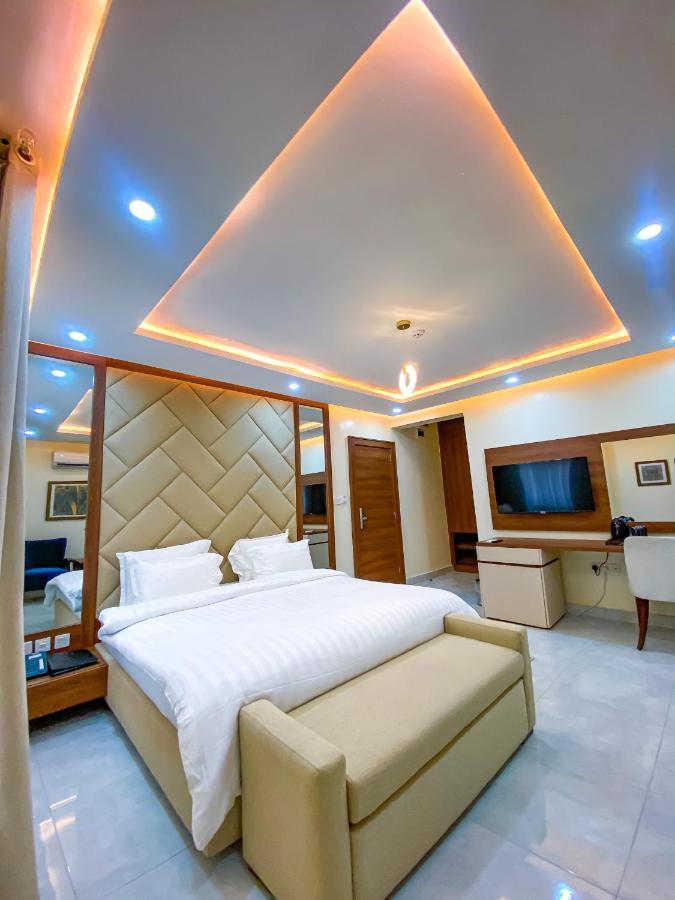 Plush Hotel,Abuja Buitenkant foto