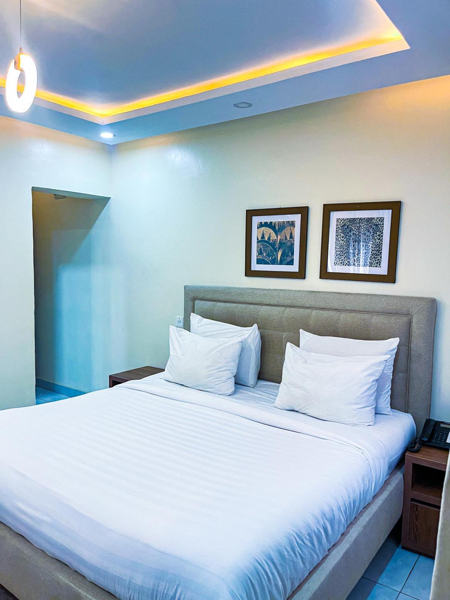 Plush Hotel,Abuja Buitenkant foto