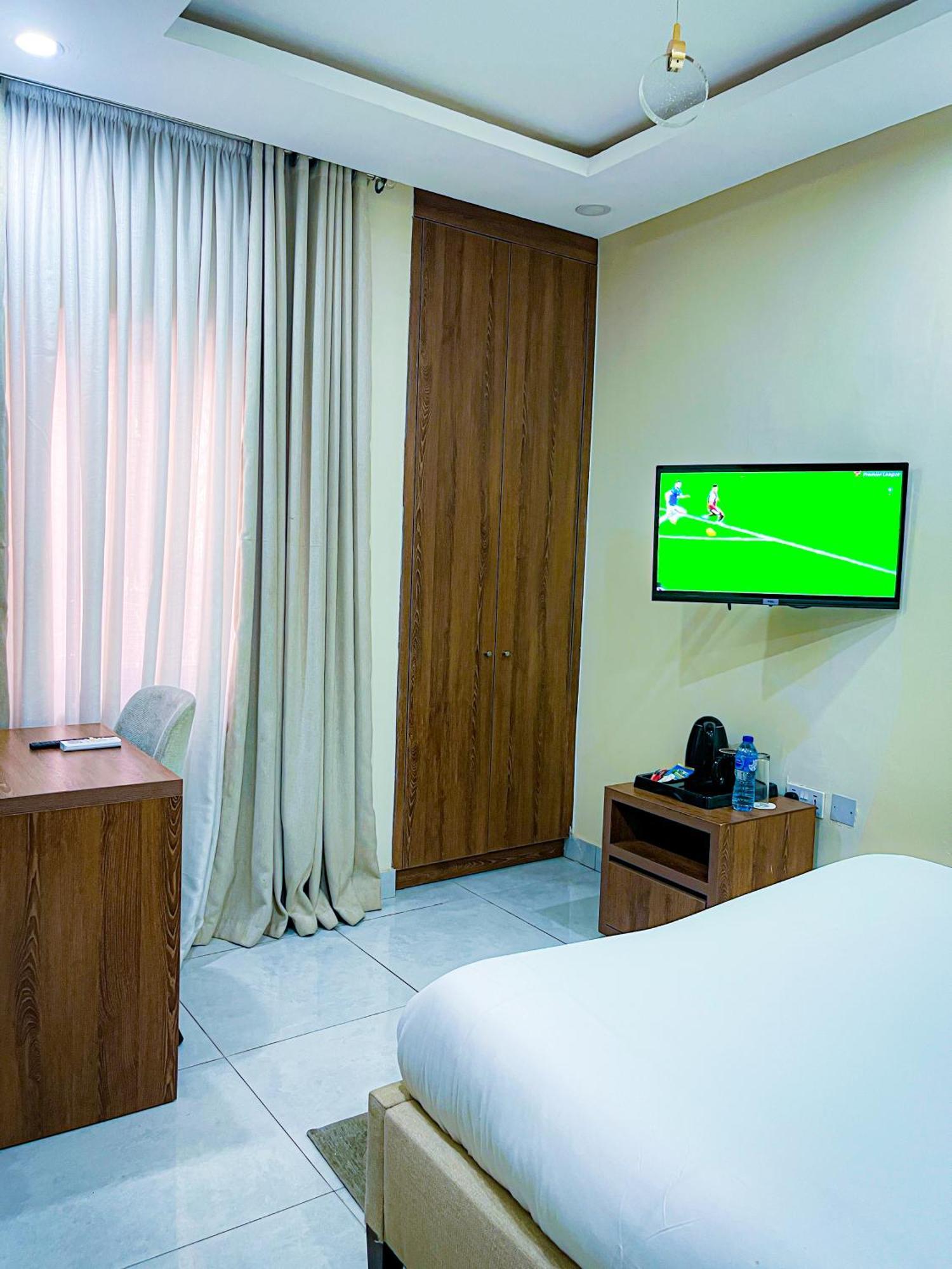 Plush Hotel,Abuja Buitenkant foto