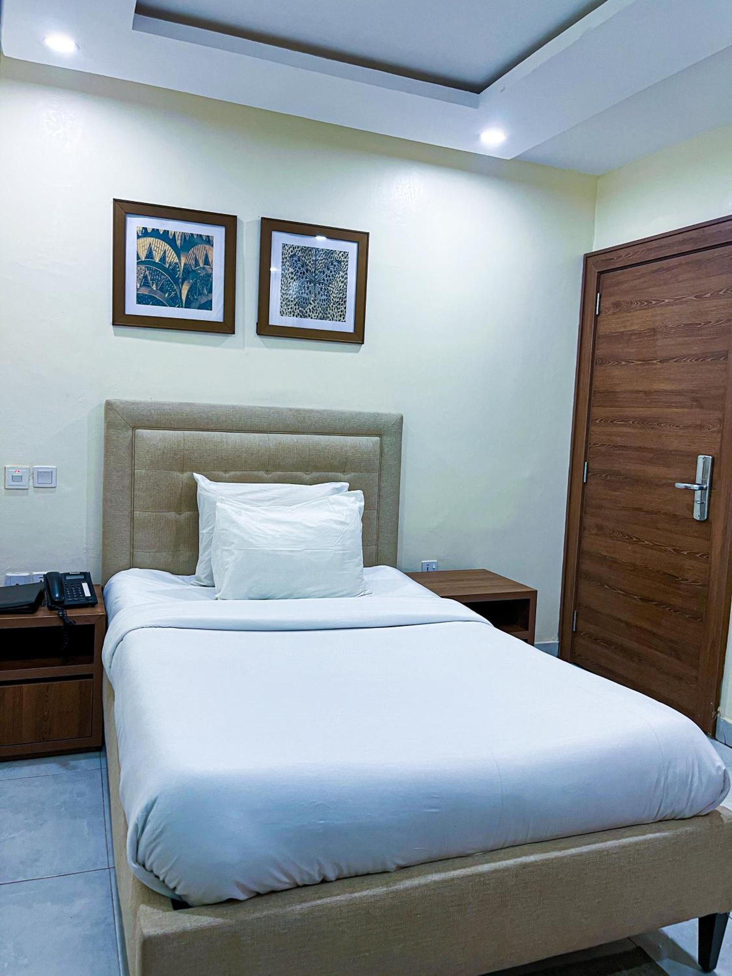 Plush Hotel,Abuja Buitenkant foto