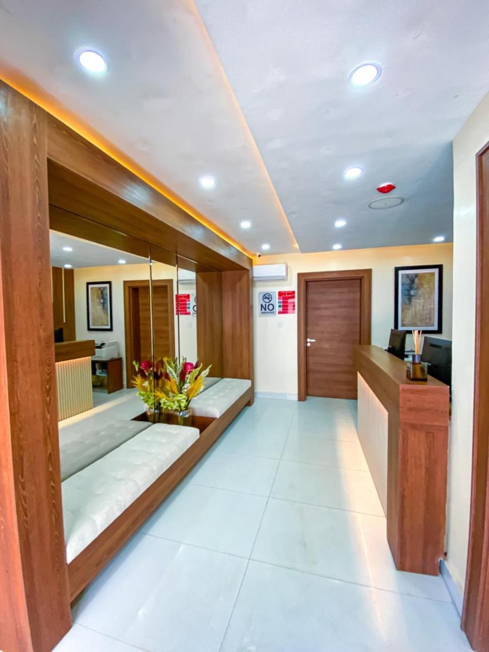 Plush Hotel,Abuja Buitenkant foto